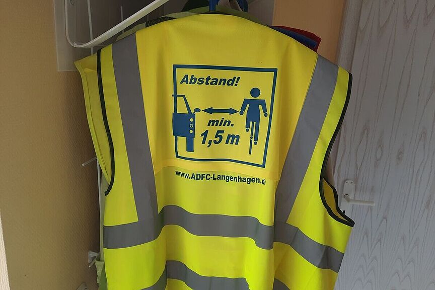 Warnweste Für lau, auch für neue! DIESE Warnweste verschenkt der ADFC Langenhagen so lange an seine Mitglieder, bis diese beiden Gefahrstelle behoben sind: 1. Ampel-Kreuzung Godshorner Straße / Straßburger Platz, 2. Fahrrad-Anlüger-Straße mit extrem vielen unerlaubt durchfahrenden Kfz sowie viel zu enges Überholen trotz Überholverbot