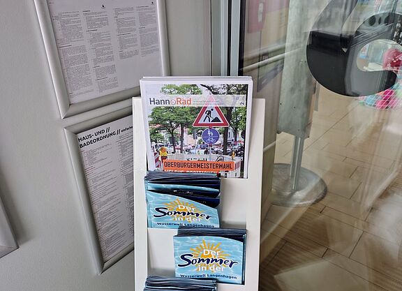 Direkt am Eingang: Das ADFC-MAGAZIN HannoRAD in der Wasserwelt Langenhagen Zum Baden gehen und DIREKT am Eingang im Ständer: Die ADFC-Zeitschrift HannoRAD in der Wasserwelt Langenhagen