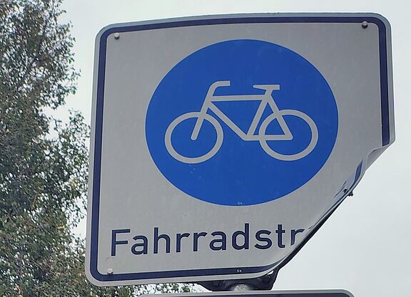 Syndrom? Symbol? Ist das "angeknackste" Schild "Fahrradstraße" auf der Karl-Kellner-Straße ein Hinweis auf die Radunfall-Höchstzahlen 2025, die die Stadt Langenhagen jetzt innehat, verglichen mit allen 20 Umlandkommunen in der Region Hannover. Syndrom? Symbol? Ist das "angeknackste" Schild "Fahrradstraße" auf der Karl-Kellner-Straße ein Hinweis auf die Radunfall-Höchstzahlen 2025, die die Stadt Langenhagen jetzt innehat, verglichen mit allen 20 Umlandkommunen in der Region Hannover.