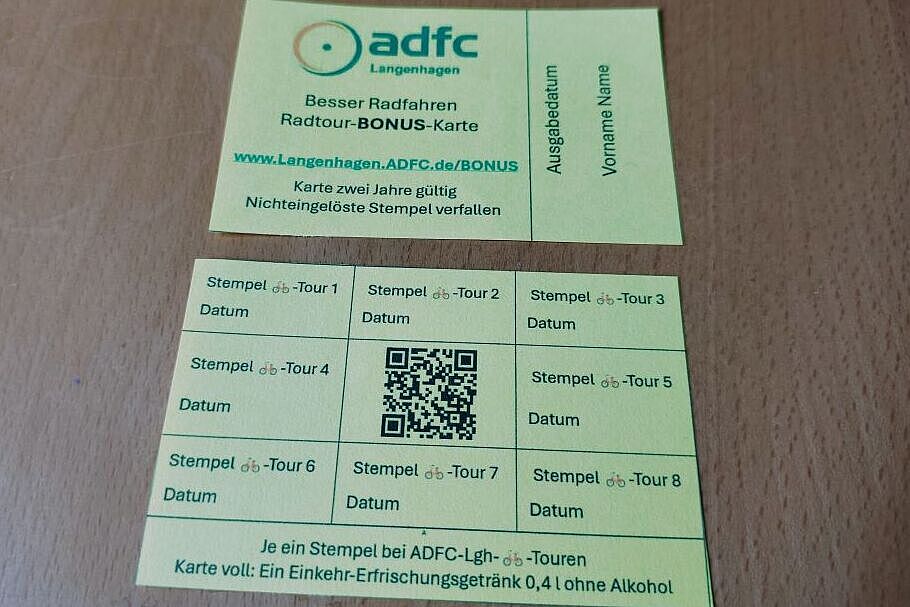 Klein genug und deshalb im Portemonnaie mit dabei: Die ADFC-Langenhagen-BONUS-Karte ist ja Scheckkarten-Format und deshalb auch auf Radtouren immer gut mitzunehmen. Klein genug und deshalb im Portemonnaie mit dabei: Die ADFC-Langenhagen-BONUS-Karte ist ja Scheckkarten-Format und deshalb auch auf Radtouren immer gut mitzunehmen.